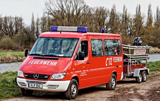 Mannschaftstransportfahrzeug mit Bootsanhänger